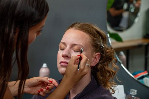 Getting Ready - Braut beim Styling