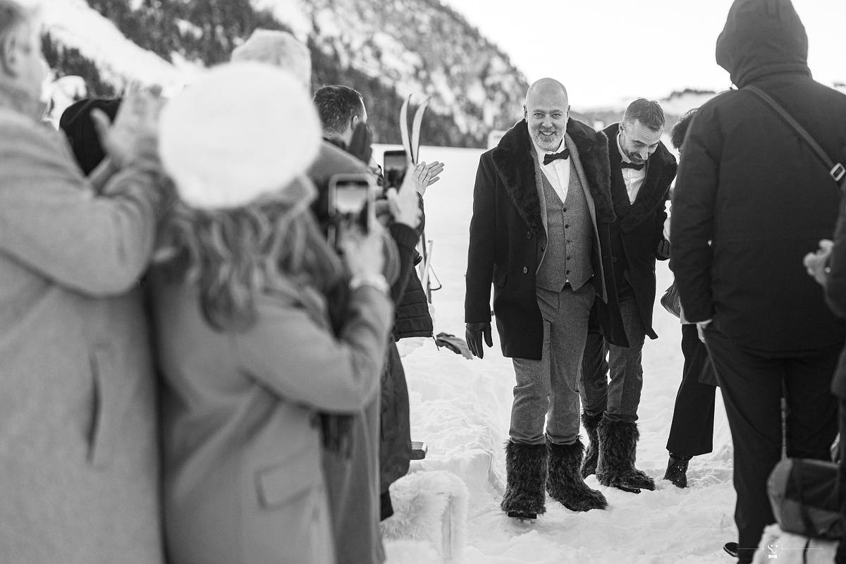 C&eacute;r&eacute;monie La&iuml;que sous la neige devant le Mont Blanc. Mariage Les Rhodos La Clusaz Sebastien Clavel Photographe Mariage Lyon