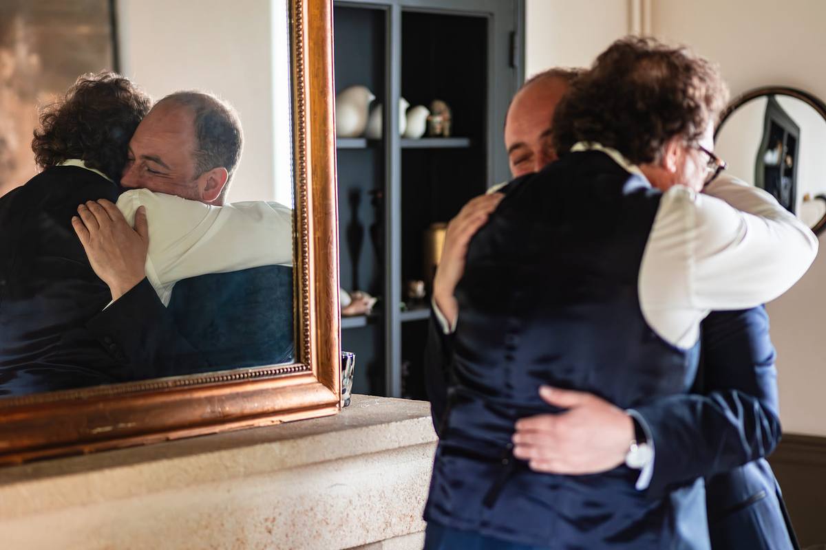 &Eacute;treinte du mari&eacute; avec son p&egrave;re pendant les pr&eacute;paratifs &agrave; Lyon, photographi&eacute;e par S&eacute;bastien Clavel