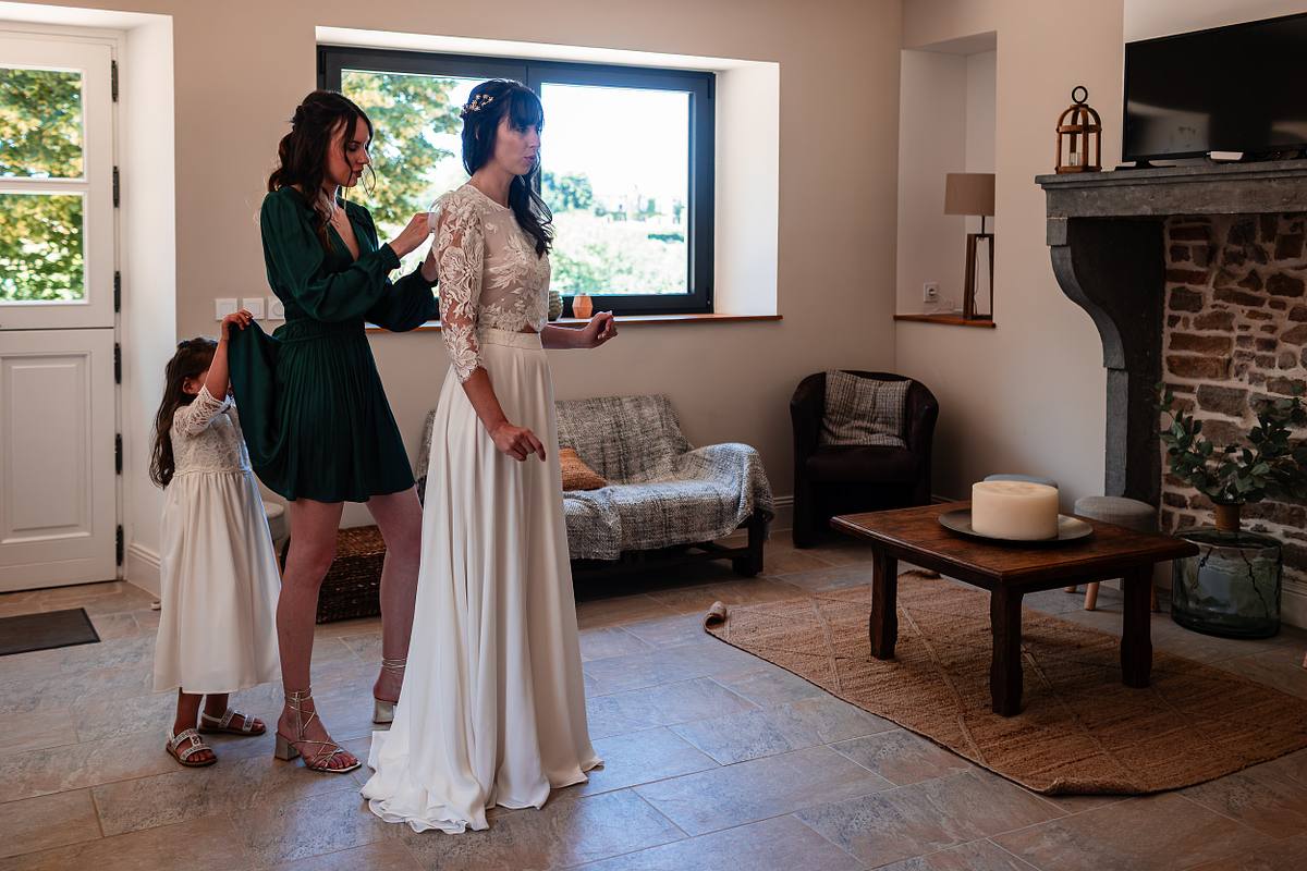 Préparatifs de la mariée avant son mariage au Château de Janzé