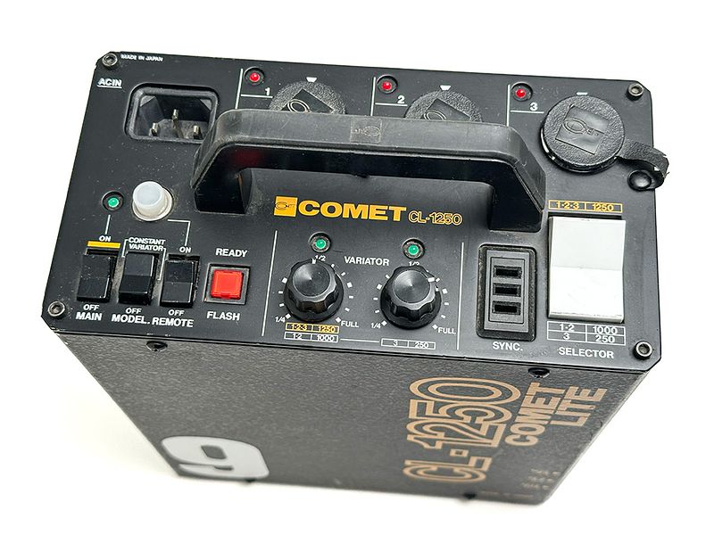Comet CL1250 Studio Strobe KIT