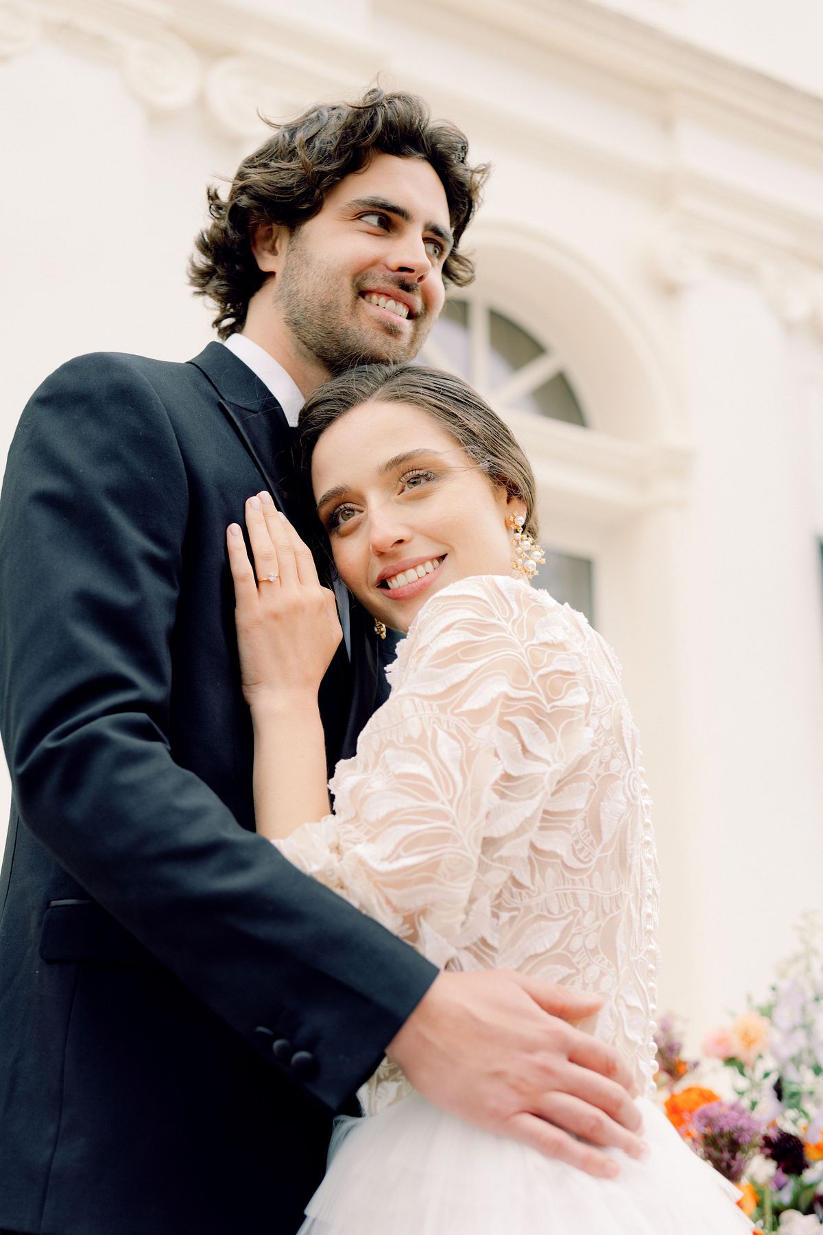 Couple qui s'enlace c&eacute;r&eacute;monie mariage ancenis