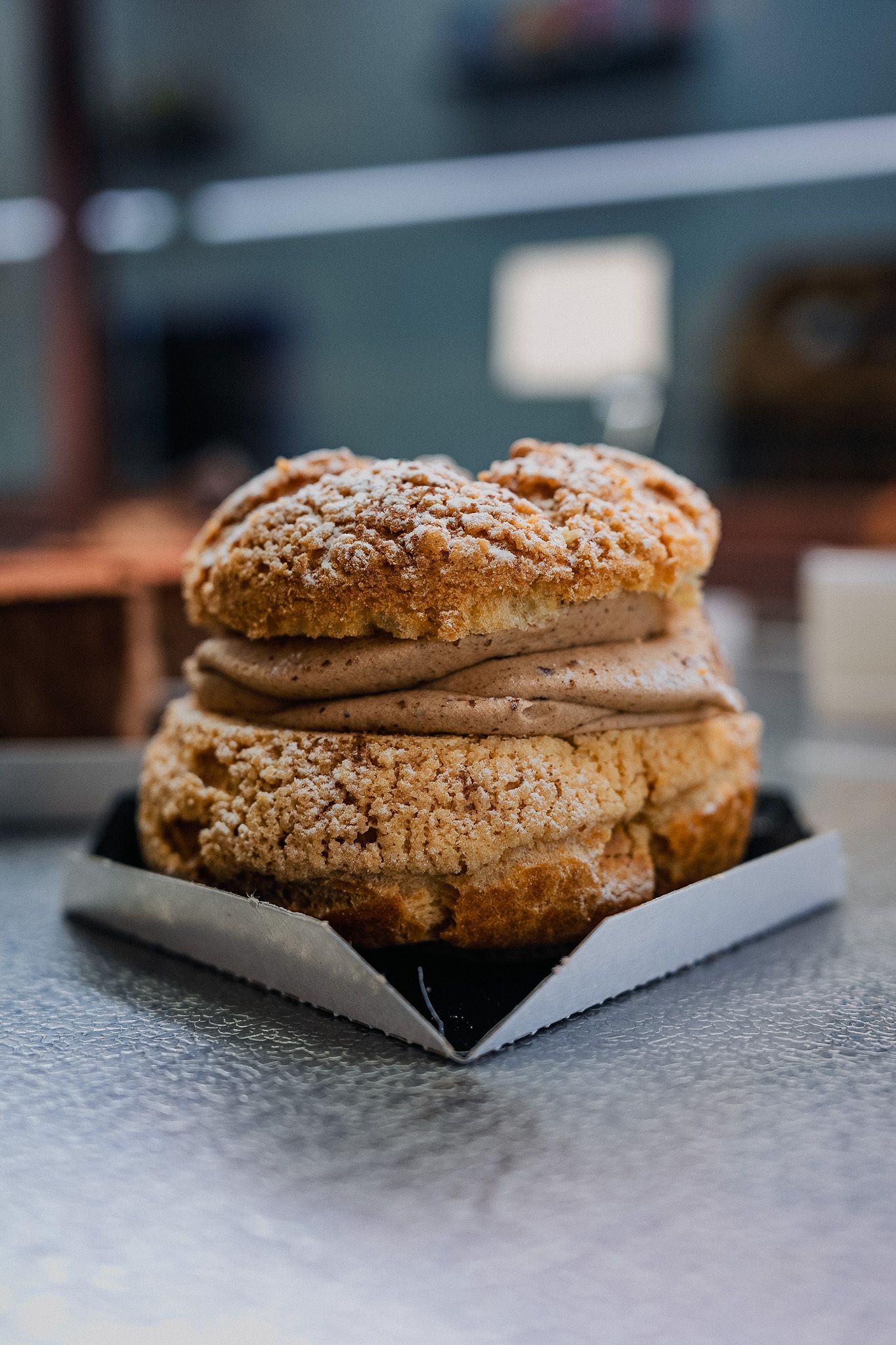 Pile de cookies fourr&eacute;s &agrave; la cr&egrave;me, saupoudr&eacute;s de sucre glace