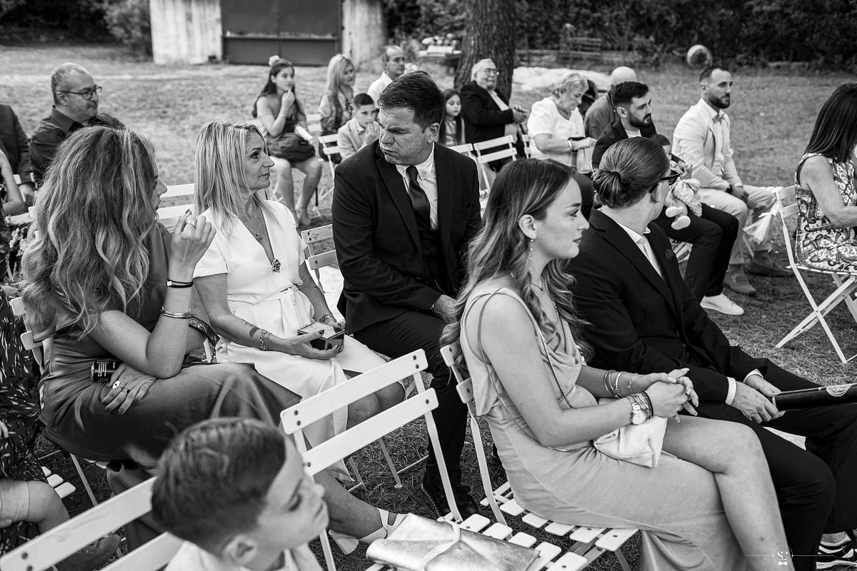 P&egrave;re de la mari&eacute;e et m&egrave;re de la mari&eacute;e tr&egrave;s &eacute;mus lors de la c&eacute;r&eacute;monie la&iuml;que d'un mariage &agrave; N&icirc;mes, ambiance d&eacute;tendue et champ&ecirc;tre