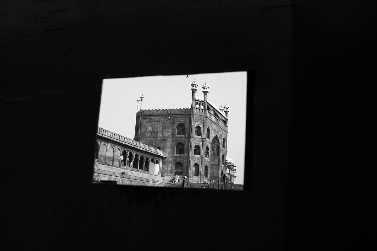 Sub-framing using negative space