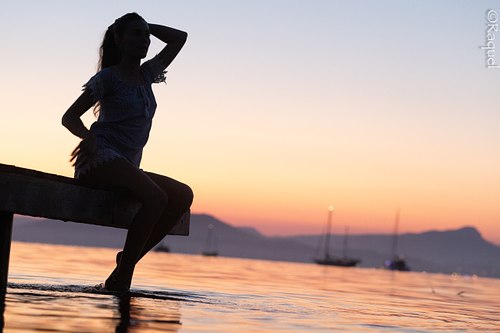 photographe var, silhouette feminine, mer, coucher de soleil, portrait lifestyle, hyeres, plage, mediterranee