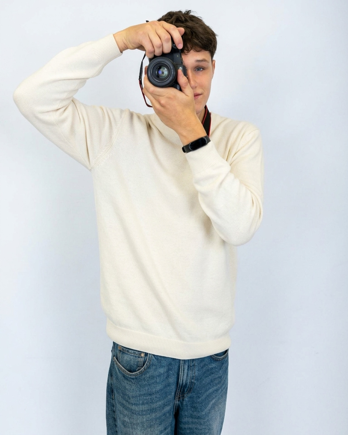 Dominik Bryk, fotograf eventowy z Krakowa, z aparatem przy oku