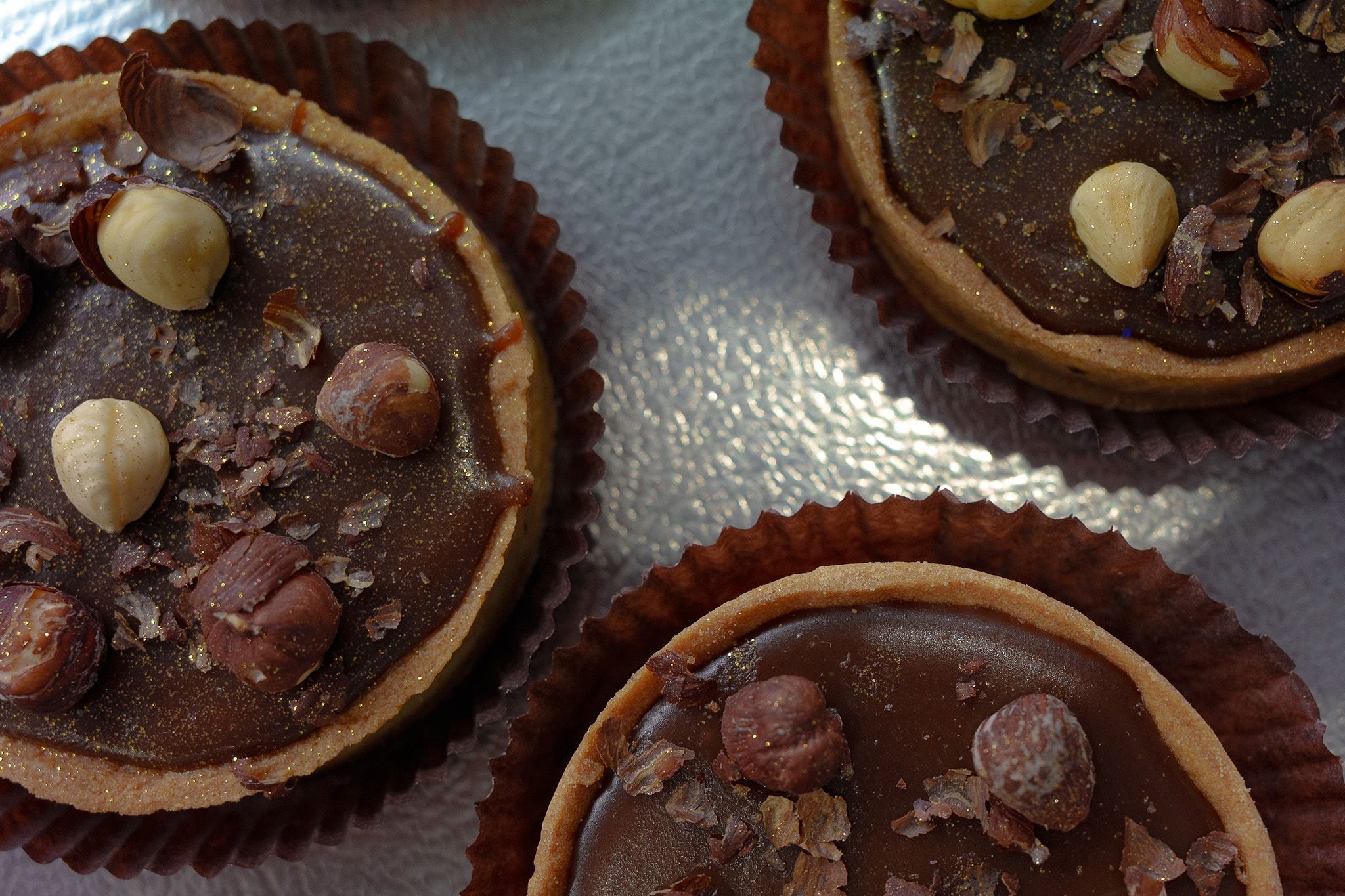 Tartelettes au chocolat et aux noisettes, gros plan