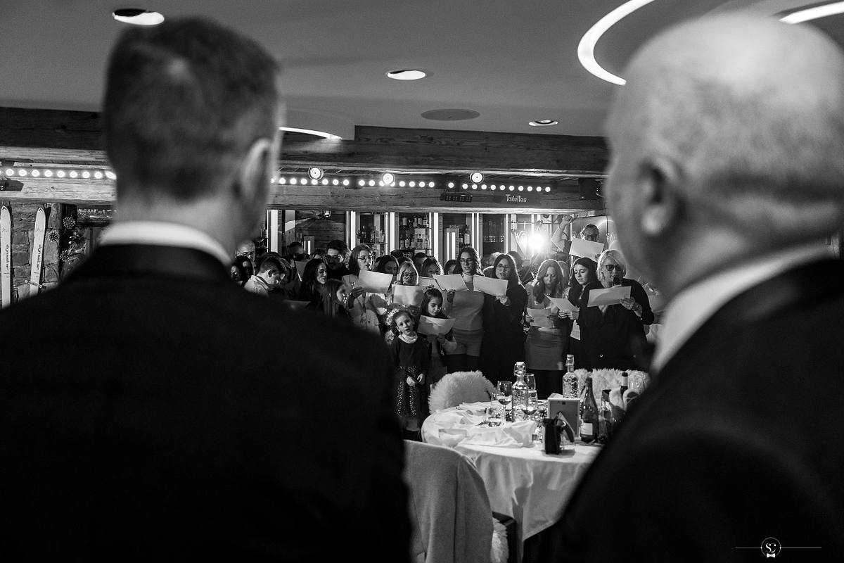 Cocktail et Soir&eacute;e de Mariage avec les invit&eacute;s et les mari&eacute;s qui s'amusent, sourient, s'embrassent et dansent. Les Rhodos La Clusaz Sebastien Clavel Photographe Mariage Lyon