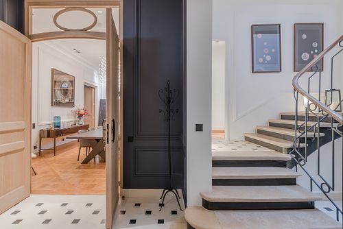 Vue depuis l’entrée vers l’escalier et la salle à manger dans un appartement haussmannien sur les Champs-Élysées, Paris. Photographie d’architecture intérieure par Nicolas Karadimos.