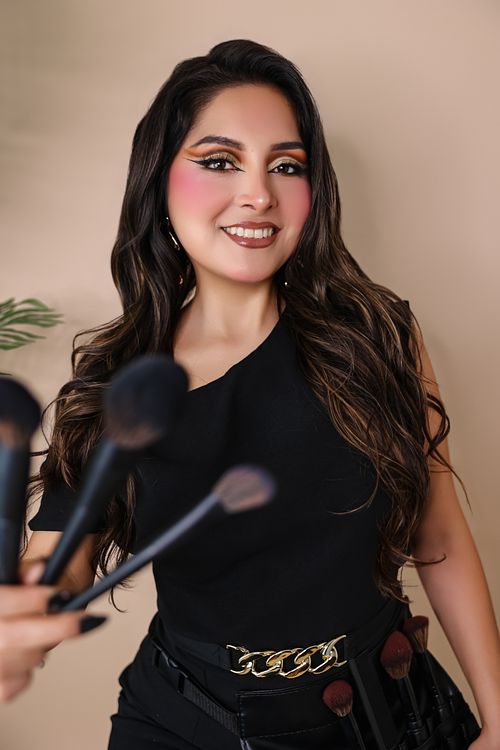 I am Abigail, a glamour makeup artist with years of experience in professional makeup, my passion is to highlight the unique beauty of each woman, respecting her essence and style.