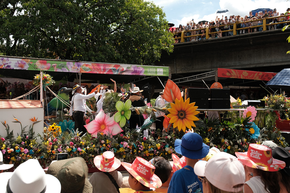 Carroza cubierta de flores gigantes durante el desfile de la Feria de las Flores en Medellín