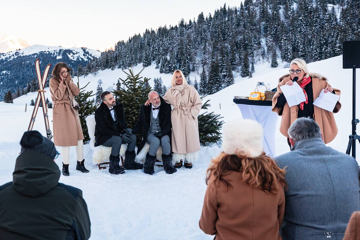 C&eacute;r&eacute;monie La&iuml;que sous la neige devant le Mont Blanc. Mariage Les Rhodos La Clusaz Sebastien Clavel Photographe Mariage Lyon