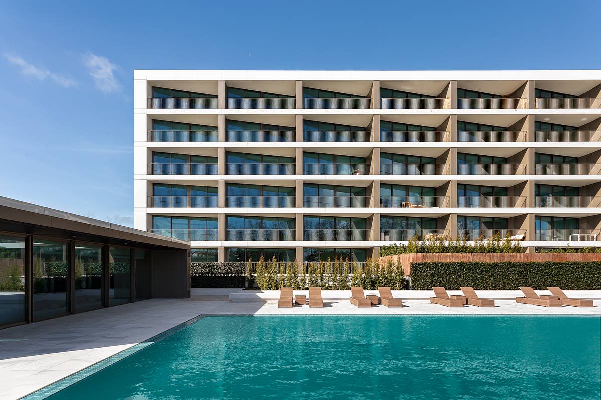 Piscina exterior do condom&iacute;nio de luxo Legacy Residences Cascais
