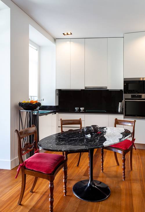 Fotografia de na Casa Andaluz, cozinha e Mesa de refeições interiores de luxo concebidos por FEMMA Interior Design.