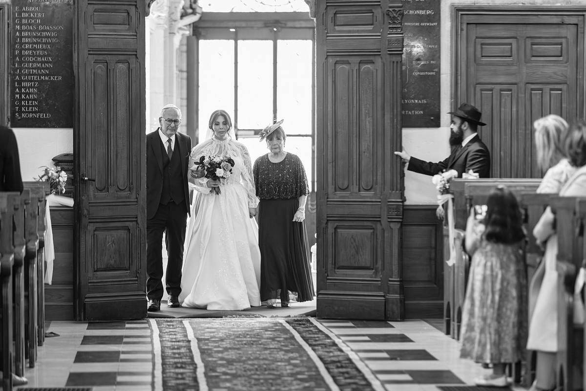 Entr&eacute;e de la mari&eacute;e dans la synagogue pour la c&eacute;r&eacute;monie de mariage