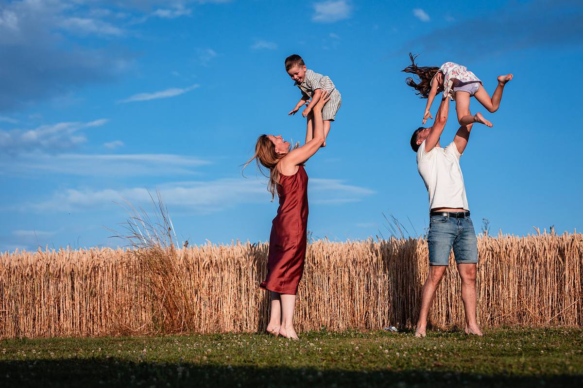 Parents jouant avec leurs enfants lors d'une séance photo en famille