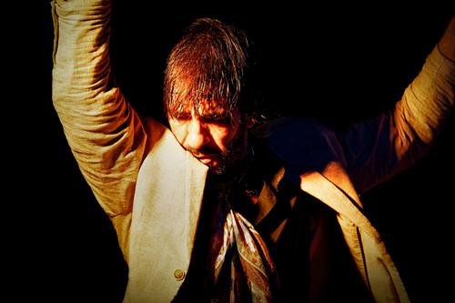 Danseur de flamenco en pleine force et explosion de l'émotion à Malaga en Andalousie