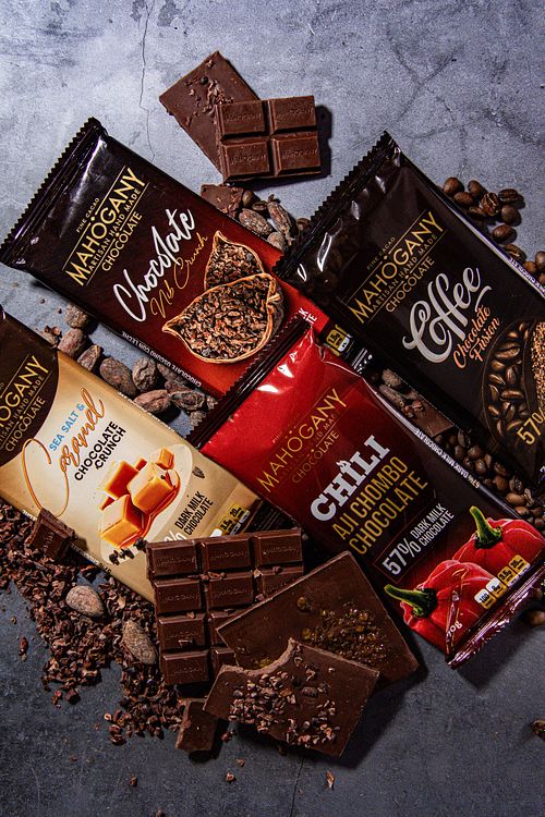 Barras de chocolate abiertas y cerradas en su empaque original en cafetería de Panamá