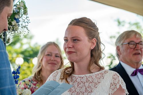 Emotionale Szene während einer Hochzeitsfeier