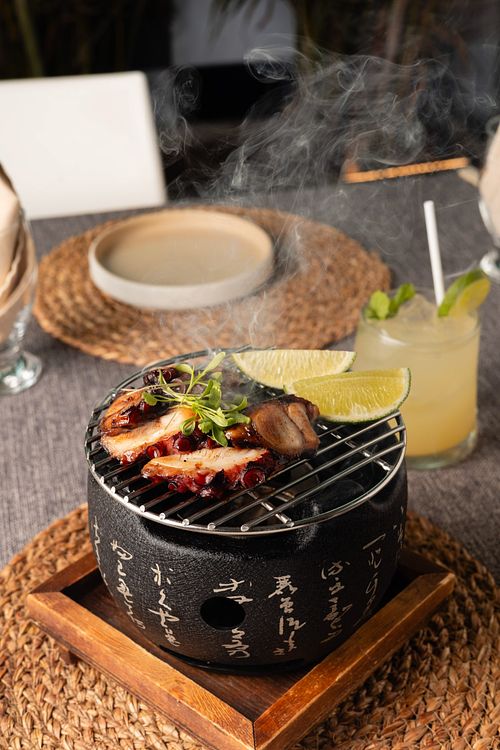 Platillo japonés en parrilla en restaurante de Panamá