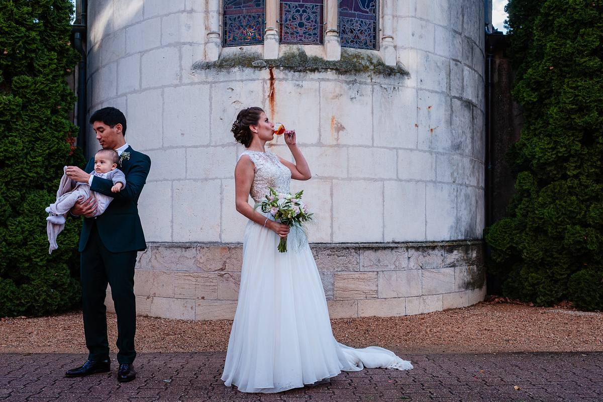Mariés pendant le cocktail de leur mariage au Château de Pizay
