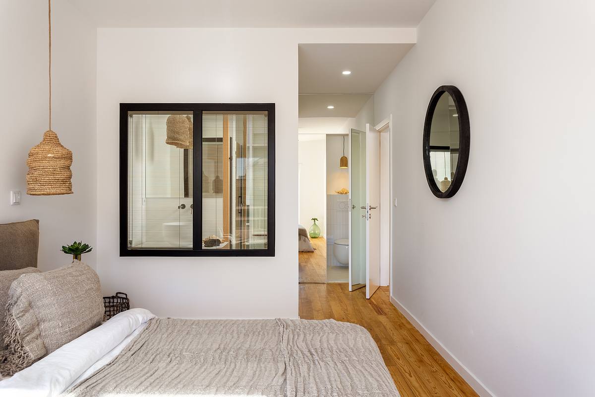 Quarto de apartamento T2 na Guia em Cascais com luz natural e ambiente tranquilo