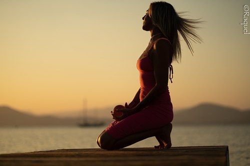 Femme assise face à la mer au coucher du soleil lors d’une séance portrait à Hyères, dans le Var.
