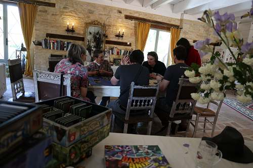 Table de jeu dans le grand salon