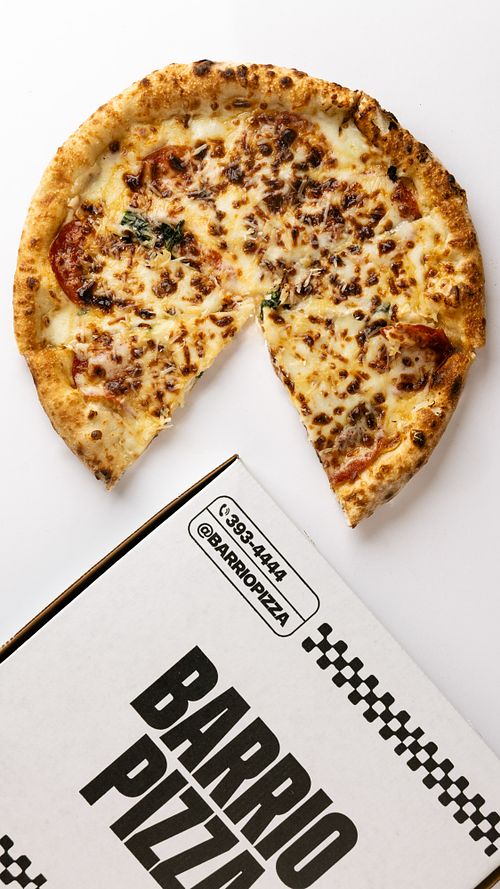 Caja de pizza con logo de pizzería de Panamá