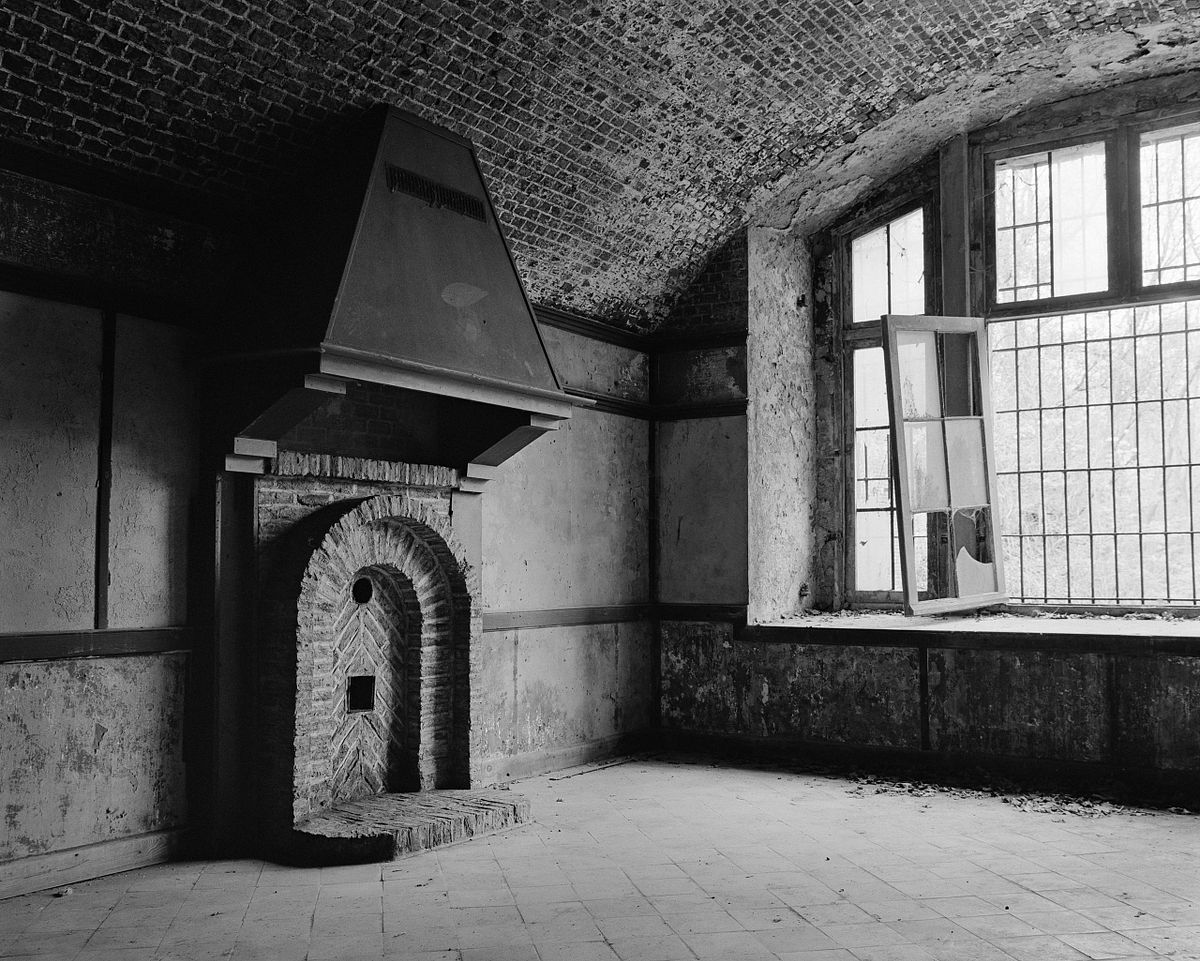Officer's quarters with intact fireplace at Fort VII