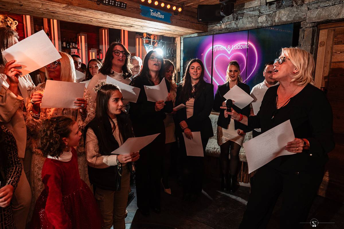 Cocktail et Soir&eacute;e de Mariage avec les invit&eacute;s et les mari&eacute;s qui s'amusent, sourient, s'embrassent et dansent. Les Rhodos La Clusaz Sebastien Clavel Photographe Mariage Lyon