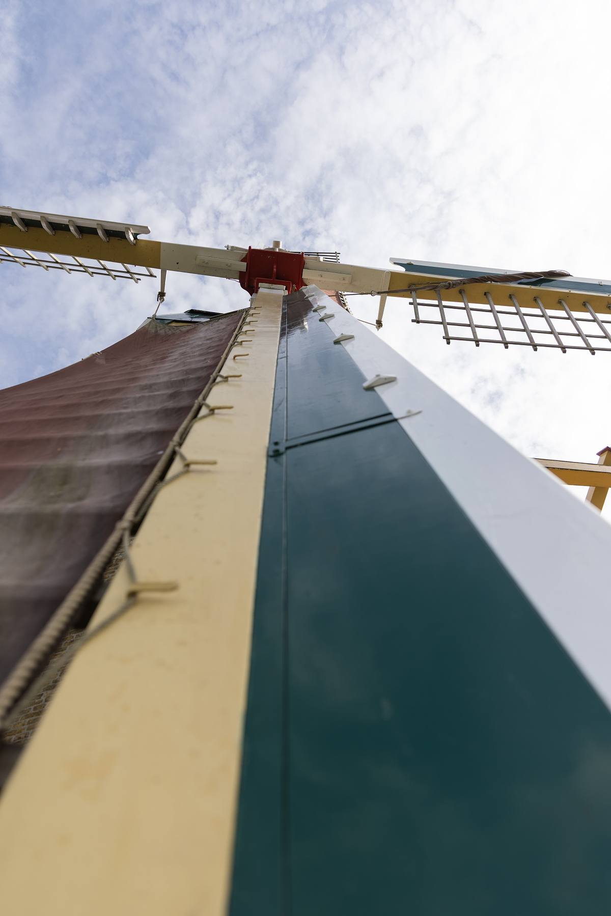 Historische korenmolen in het landschap van Sommelsdijk
