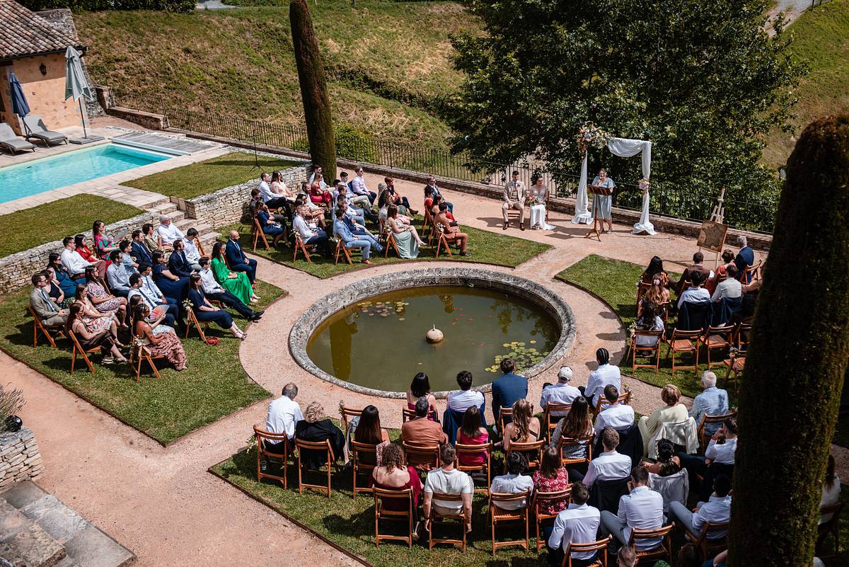 Cérémonie de mariage en extérieur au Domaine de Vavril dans le Beaujolais