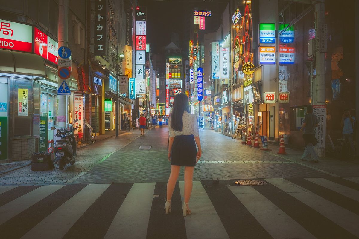 Passage pi&eacute;ton de nuit &agrave; Ikebukuro, Tokyo