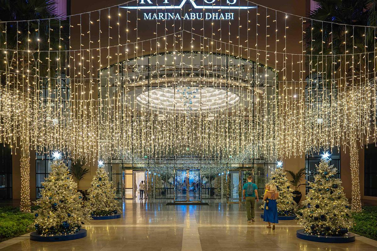 poolside christmas decoration luxury hotel abu dhabi