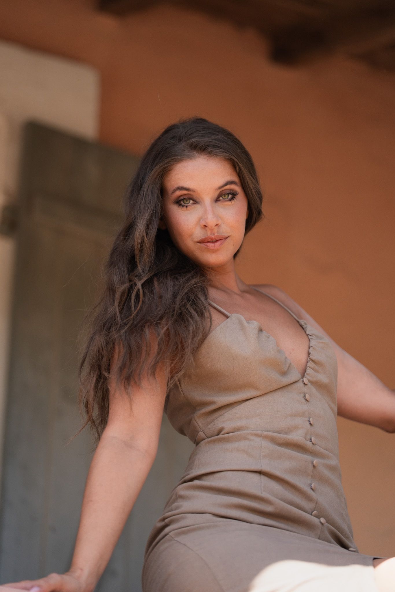 Portrait en lumi&egrave;re naturelle devant un mur ocre, photographe en Dr&ocirc;me