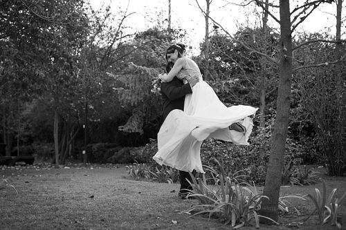 Novios caminando en el jardín  - Fotografía de boda Santiago