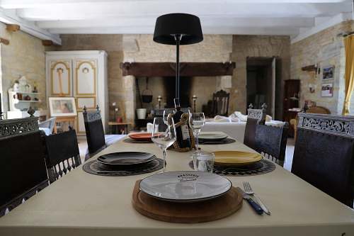 La salle à manger du Château de Saint-Chamarand, avant que la flammekueche arrive et que les conversations s'enflamment. Ce moment juste avant — on l'aime autant que le reste.