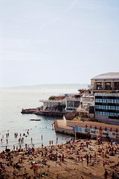 Photographie argentique de la plage des Prophètes avec baigneurs et vue sur le Cercle des Nageurs de Marseille, par Dimitri Eteni