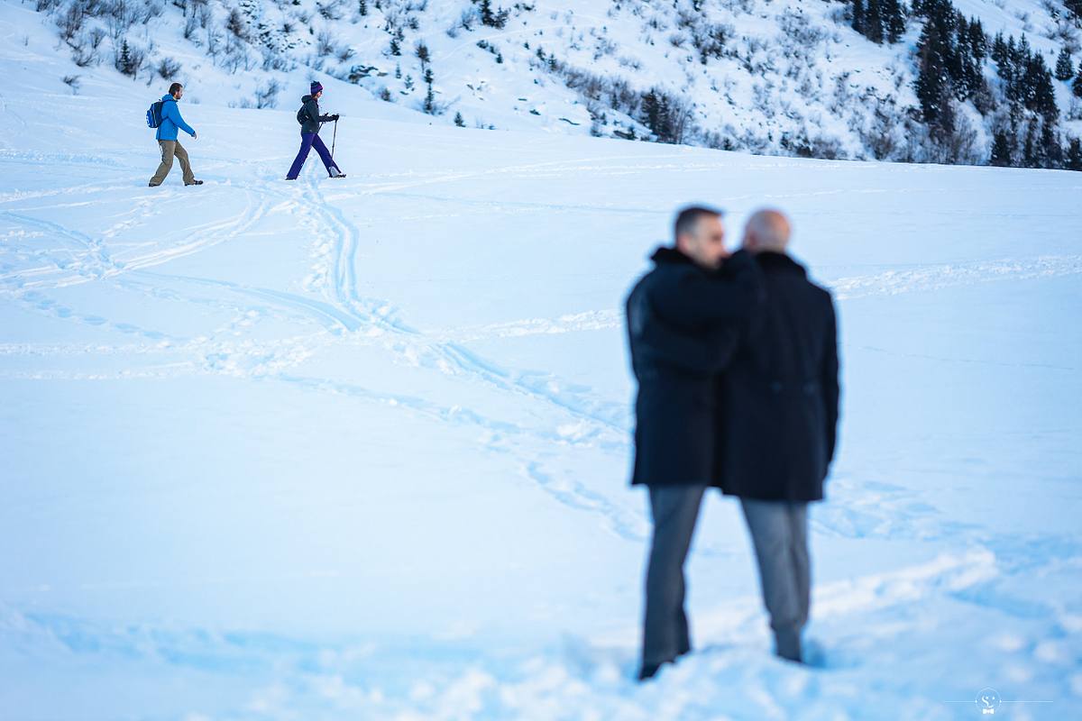 Couple de mari&eacute;s qui s'embrassent devant le Mont Blanc. Mariage Les Rhodos La Clusaz Sebastien Clavel Photographe Mariage Lyon