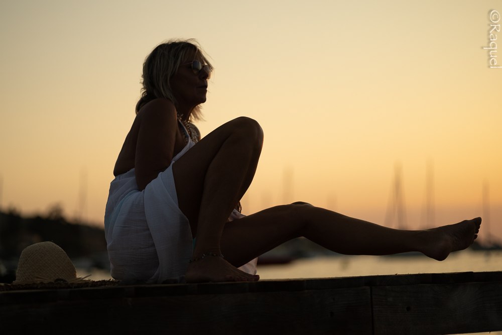 emme un ponton au coucher du soleil à l’Almanarre à Hyères