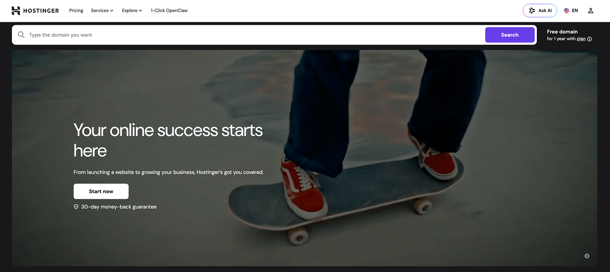 Página de inicio de Hostinger Website Builder que promociona el creador de sitios web económico impulsado por IA.