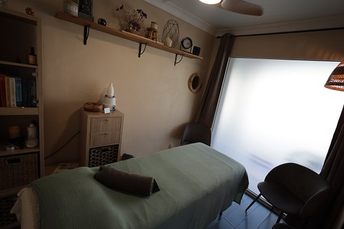 Cabine de soin aménagée pour les massages et les soins esthétiques.