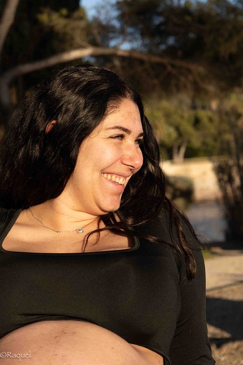 Portrait d’une future maman souriante lors d’une séance photo grossesse en lumière naturelle à Carqueiranne.
