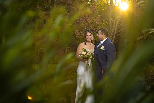 Novios caminando en el jardín  - Fotografía de boda Santiago
