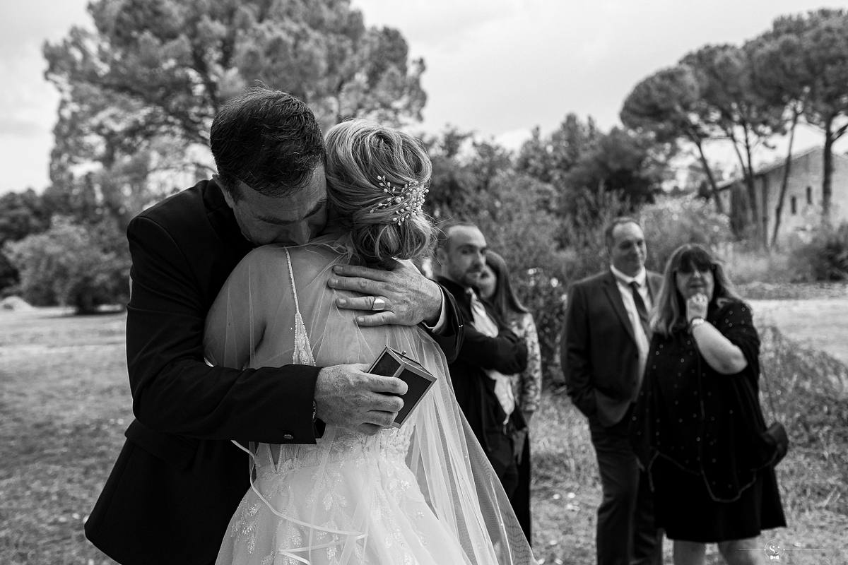 Tendre moment entre la mari&eacute;e et son p&egrave;re sous les regards &eacute;mus des invit&eacute;s, une sc&egrave;ne touchante saisie par S&eacute;bastien Clavel &agrave; N&icirc;mes