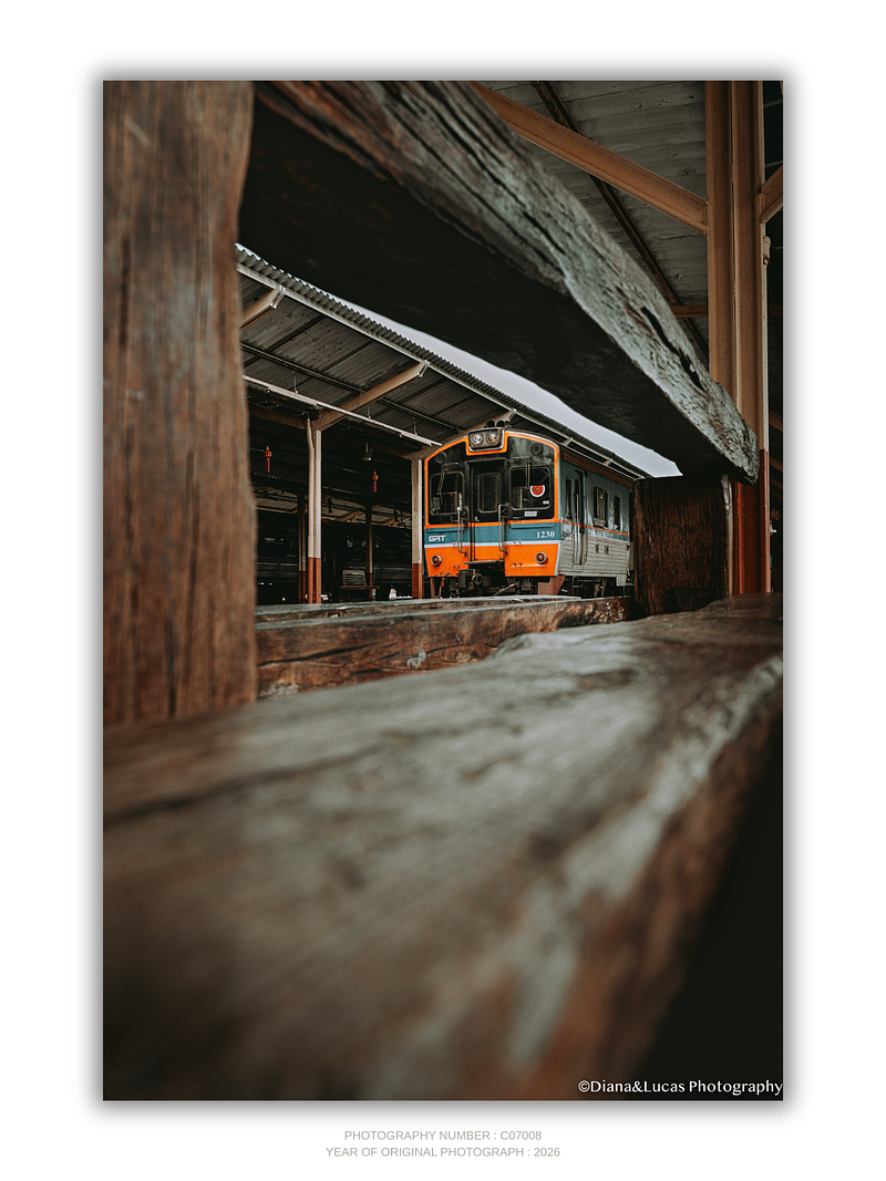 COLLECTION - URBAN GEOMETRY VERTICAL - "Waiting Train" - LIMITED EDITION 10 of 10