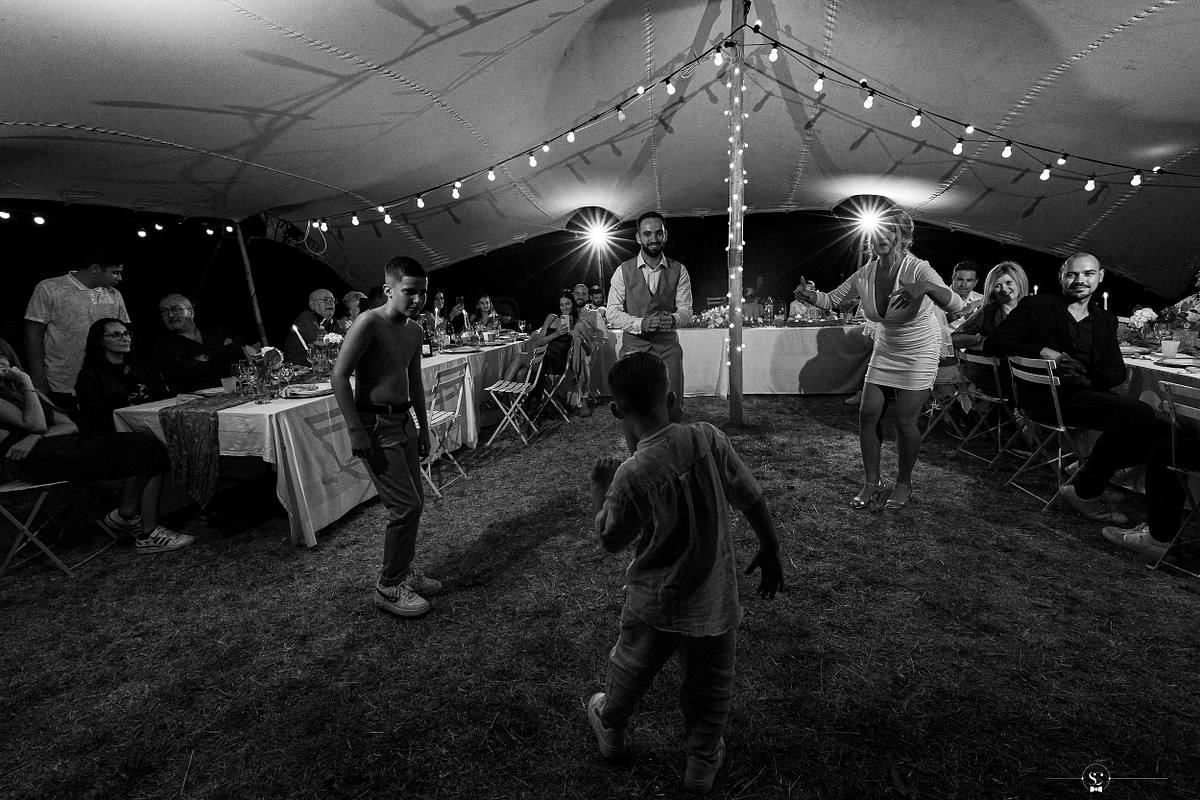 Soir&eacute;e sous la tente apr&egrave;s la C&eacute;r&eacute;monie La&iuml;que sous le soleil de Sommi&egrave;res. Mariage N&icirc;mes - Occitanie. Sebastien Clavel Photographe Mariage Lyon