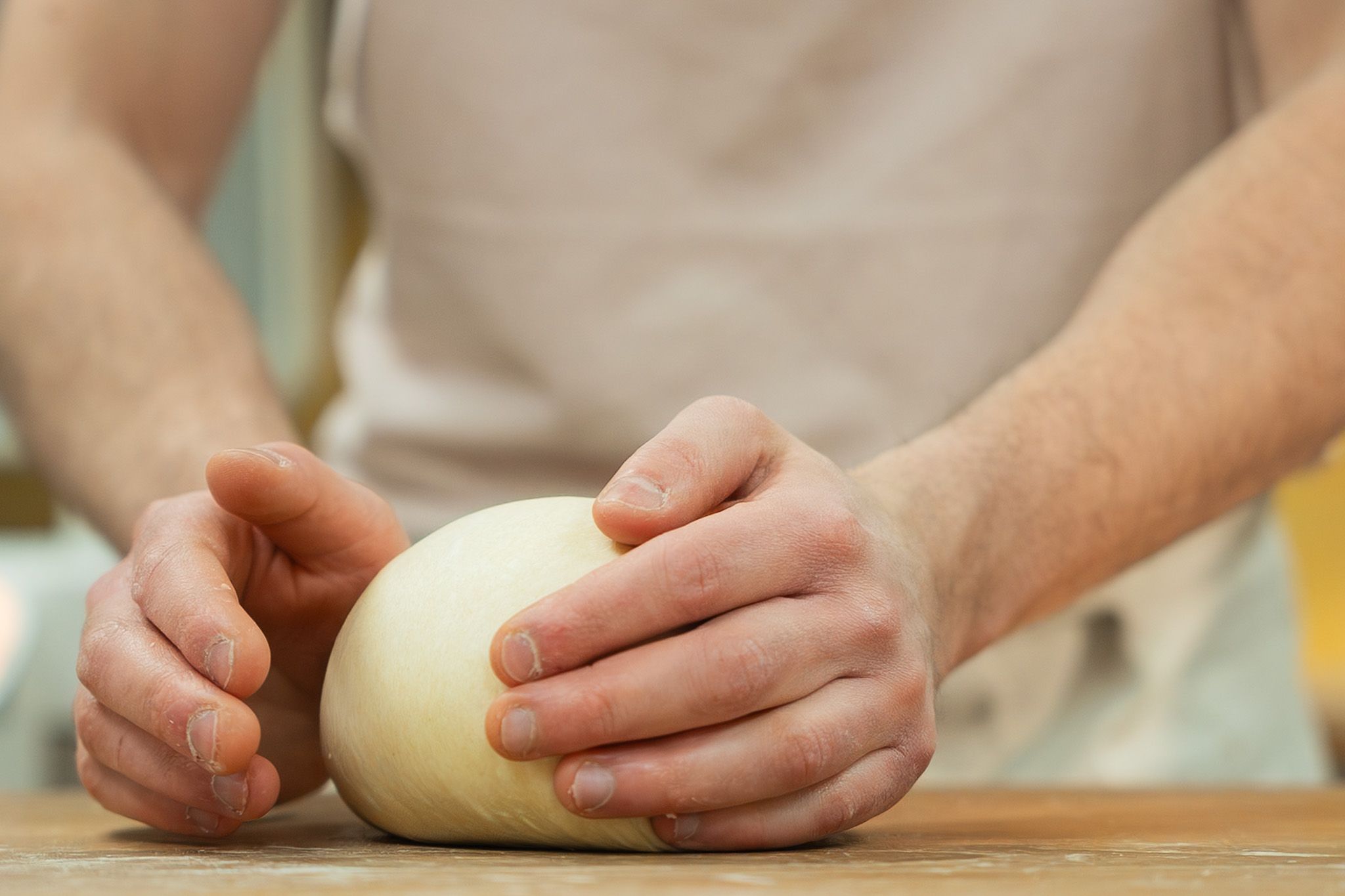 Mains de boulanger fa&ccedil;onnant une boule de p&acirc;te, reportage en Dr&ocirc;me